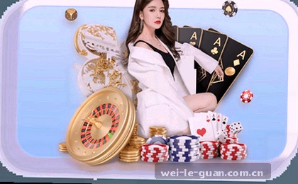 一袭素衣女子 静立幽蓝山水前